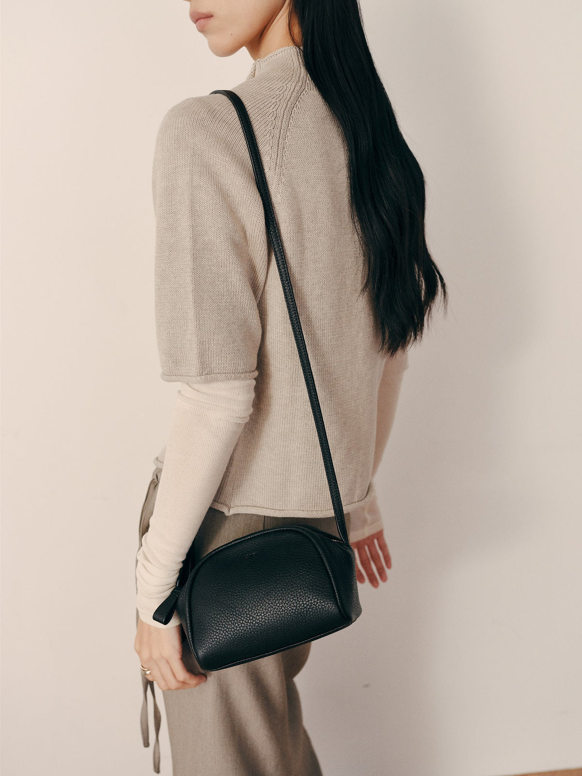 FADE CROSSBODY BAG (SOFT BLACK) - Atelier de LUMEN