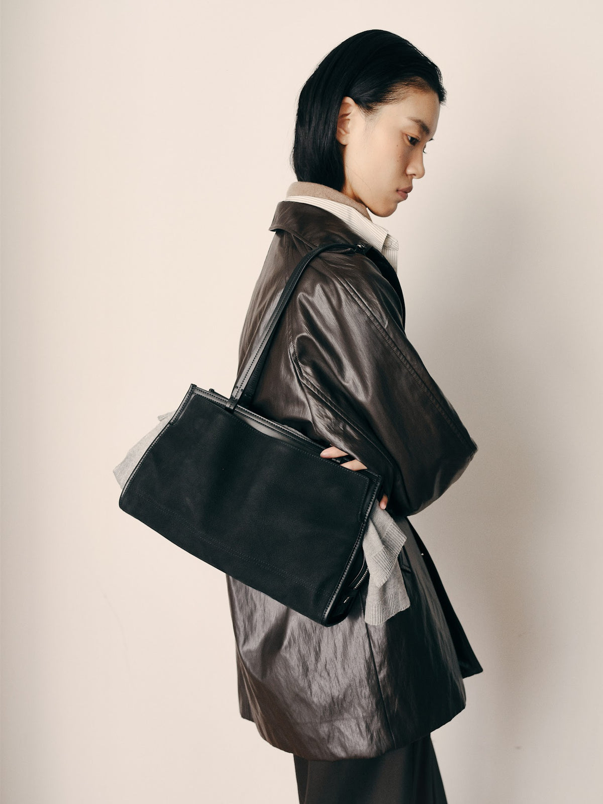 KARRY SHOULDER BAG (NUBUCK BLACK) - Atelier de LUMEN