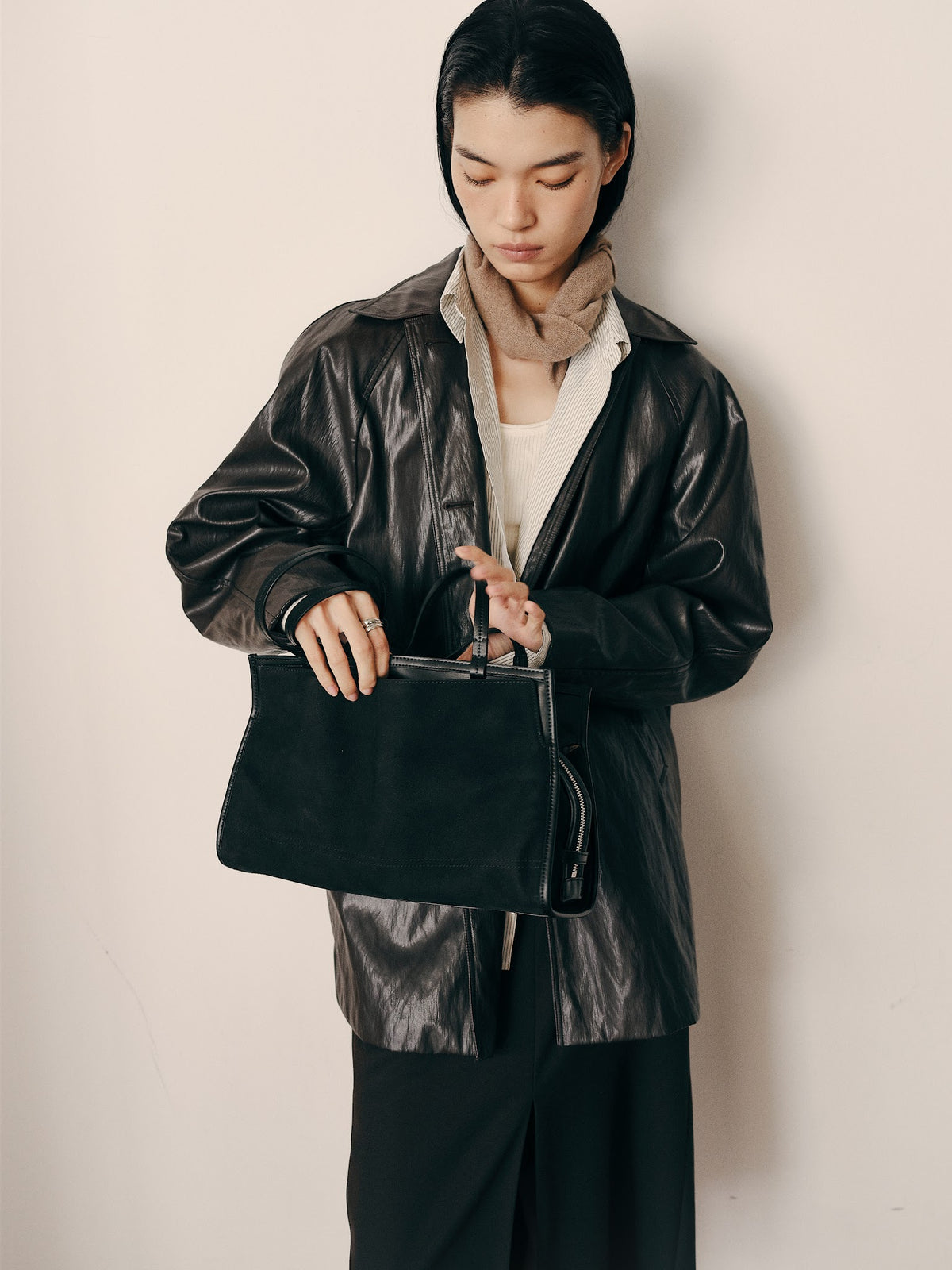 KARRY SHOULDER BAG (NUBUCK BLACK) - Atelier de LUMEN