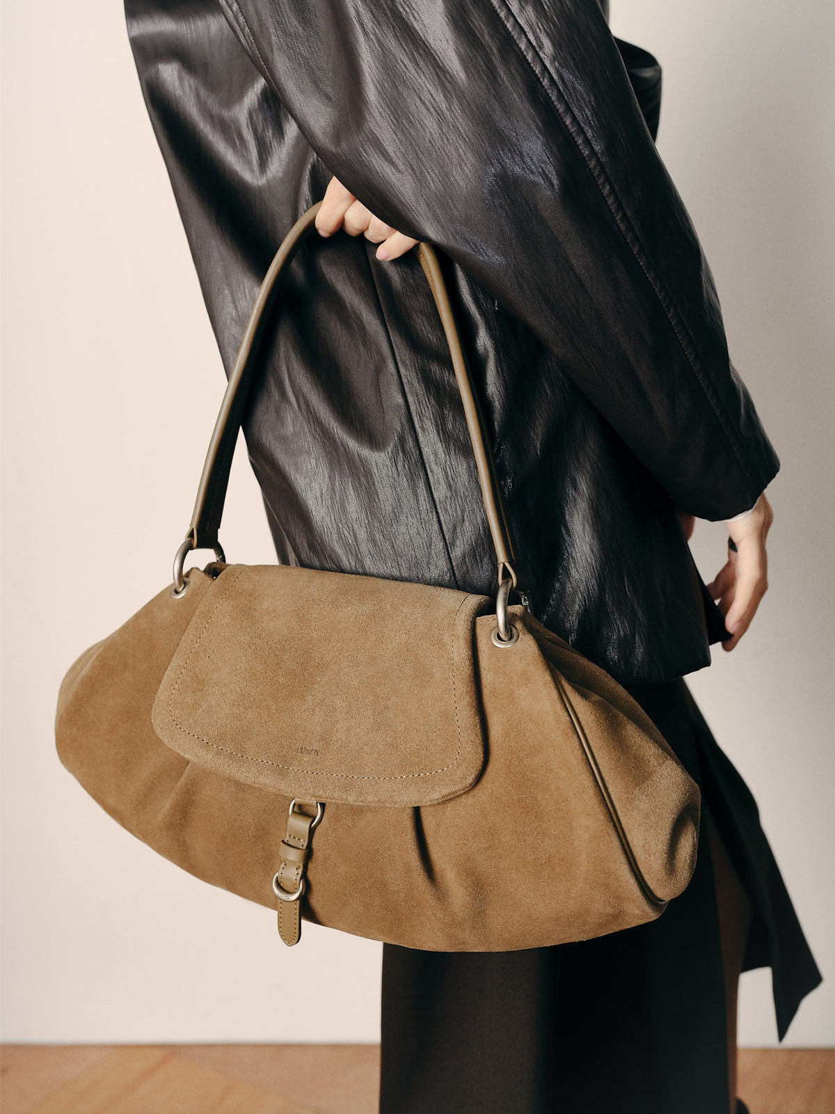 VERE FLAP BAG (SUEDE CAMEL) - Atelier de LUMEN