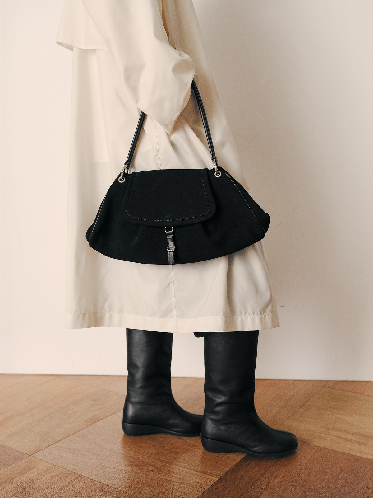 VERE FLAP BAG (SUEDE BLACK) - Atelier de LUMEN