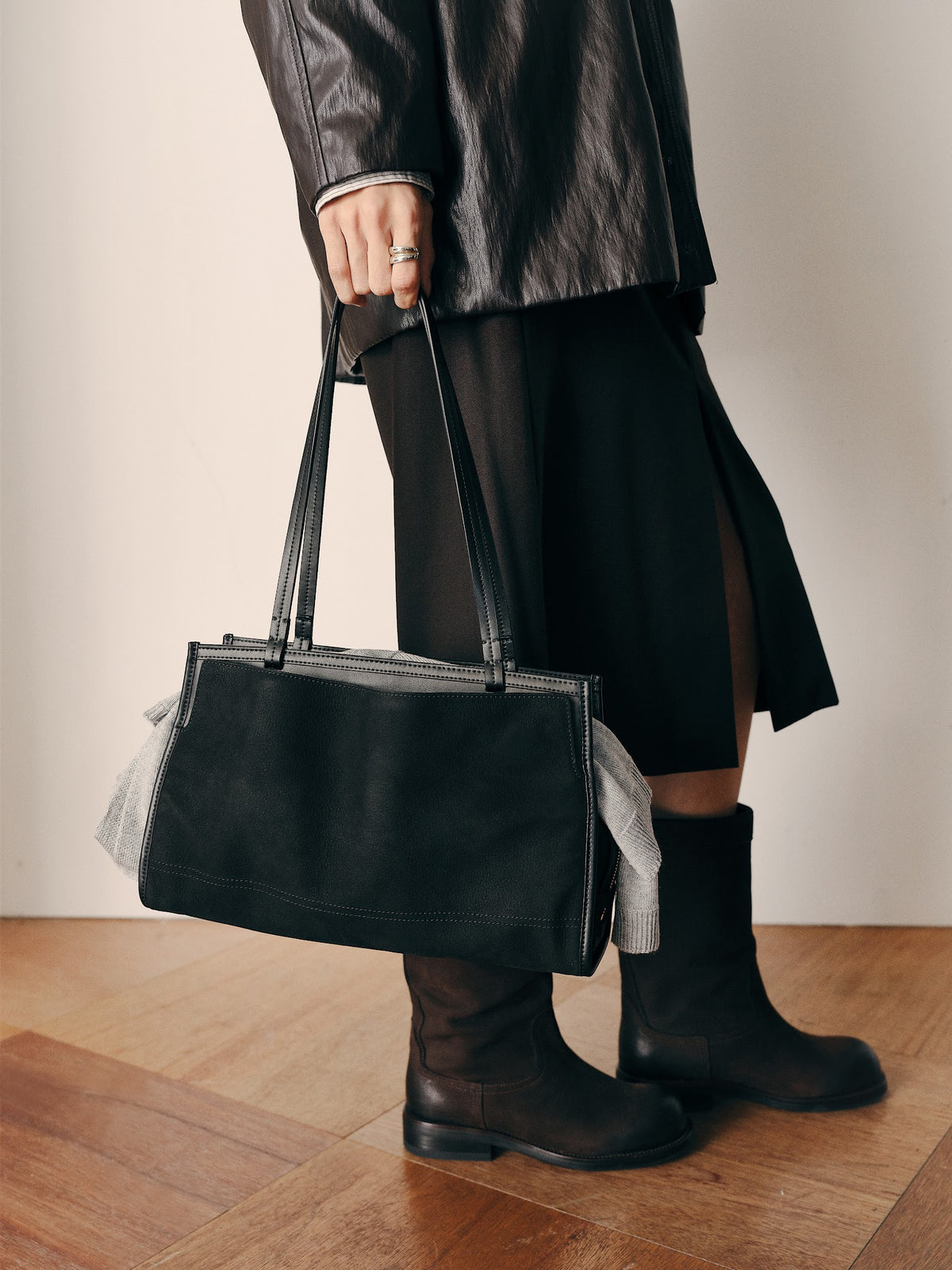 KARRY SHOULDER BAG (NUBUCK BLACK) - Atelier de LUMEN