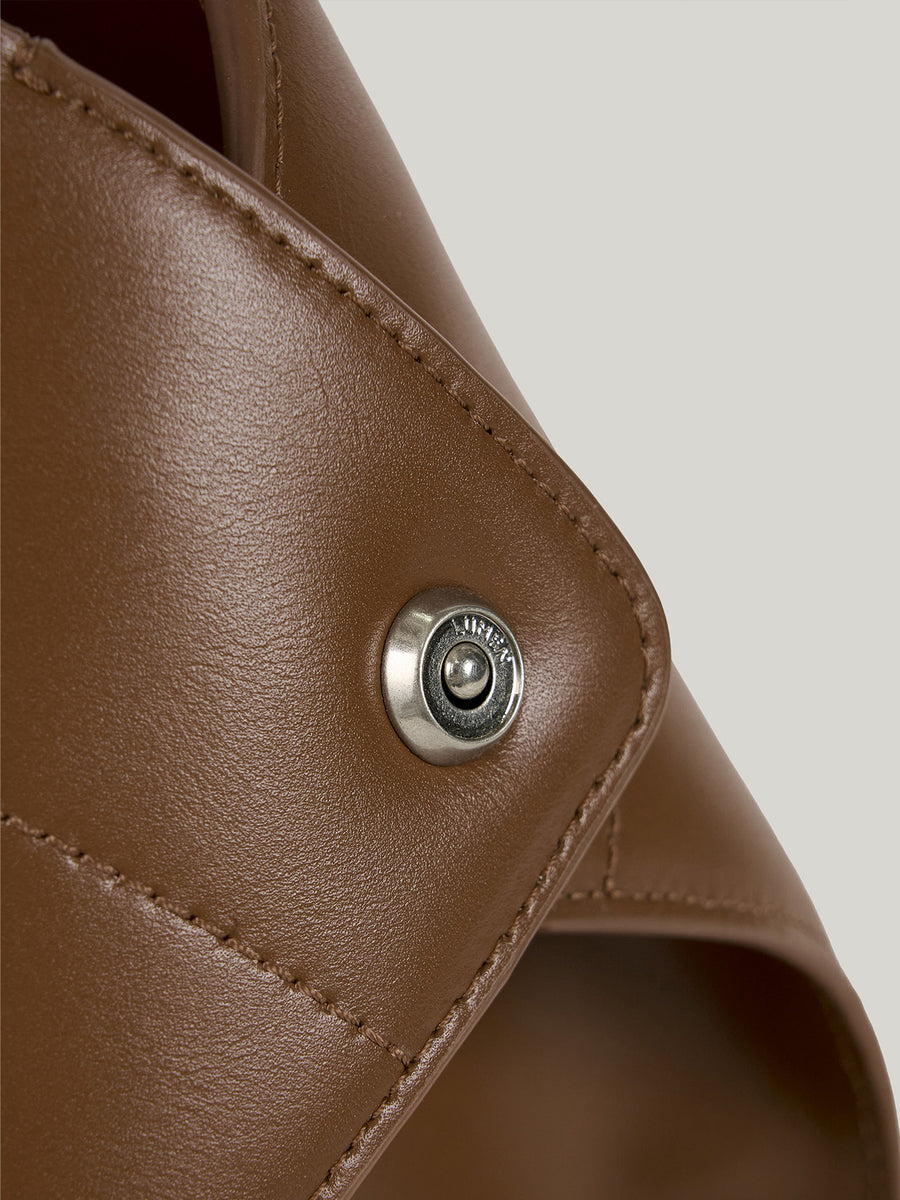 nadel-bag-tawny-brown-description-1