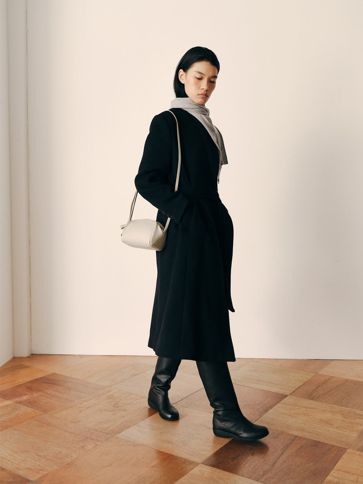 FADE CROSSBODY BAG (PORCELAIN WHITE) - Atelier de LUMEN