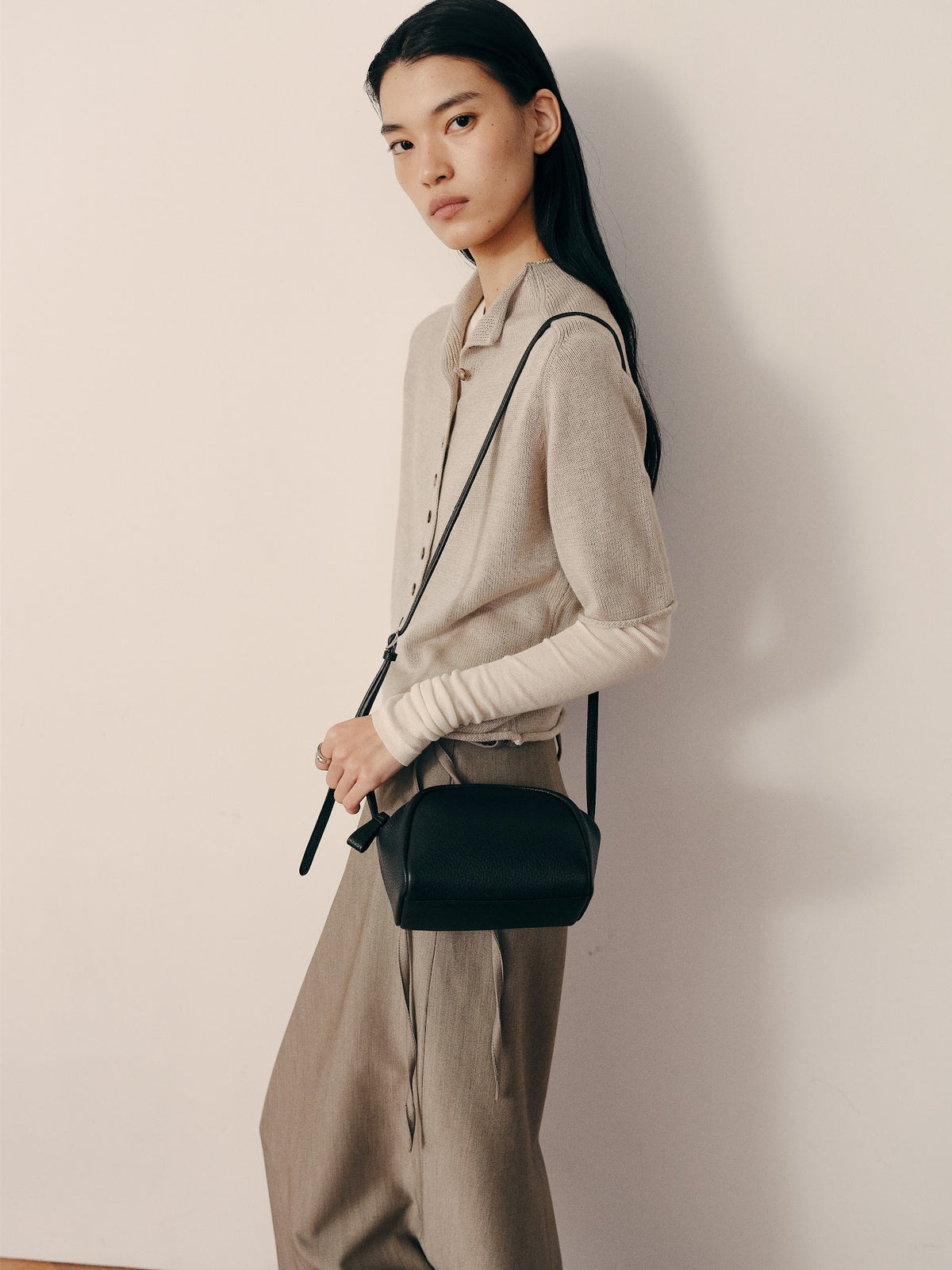FADE CROSSBODY BAG (SOFT BLACK) - Atelier de LUMEN