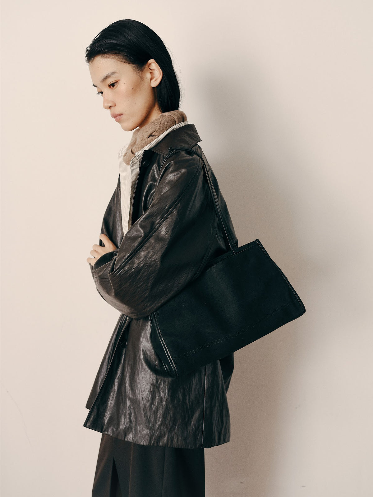 KARRY SHOULDER BAG (NUBUCK BLACK) - Atelier de LUMEN