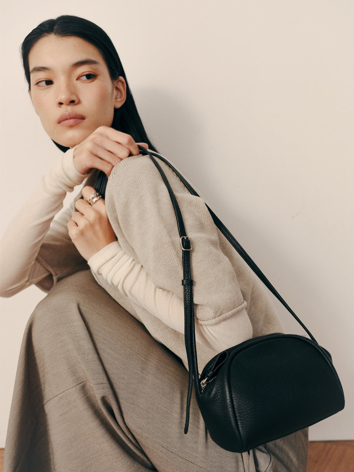 FADE CROSSBODY BAG (SOFT BLACK) - Atelier de LUMEN