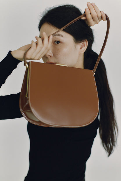 LUNE FORME BAG (COGNAC BROWN)