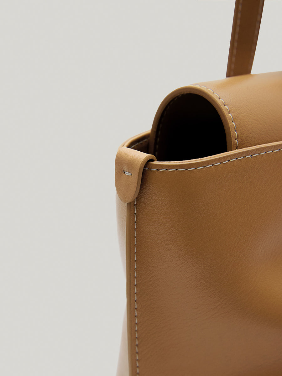 panier-flap-bag-tan-brown-description-2