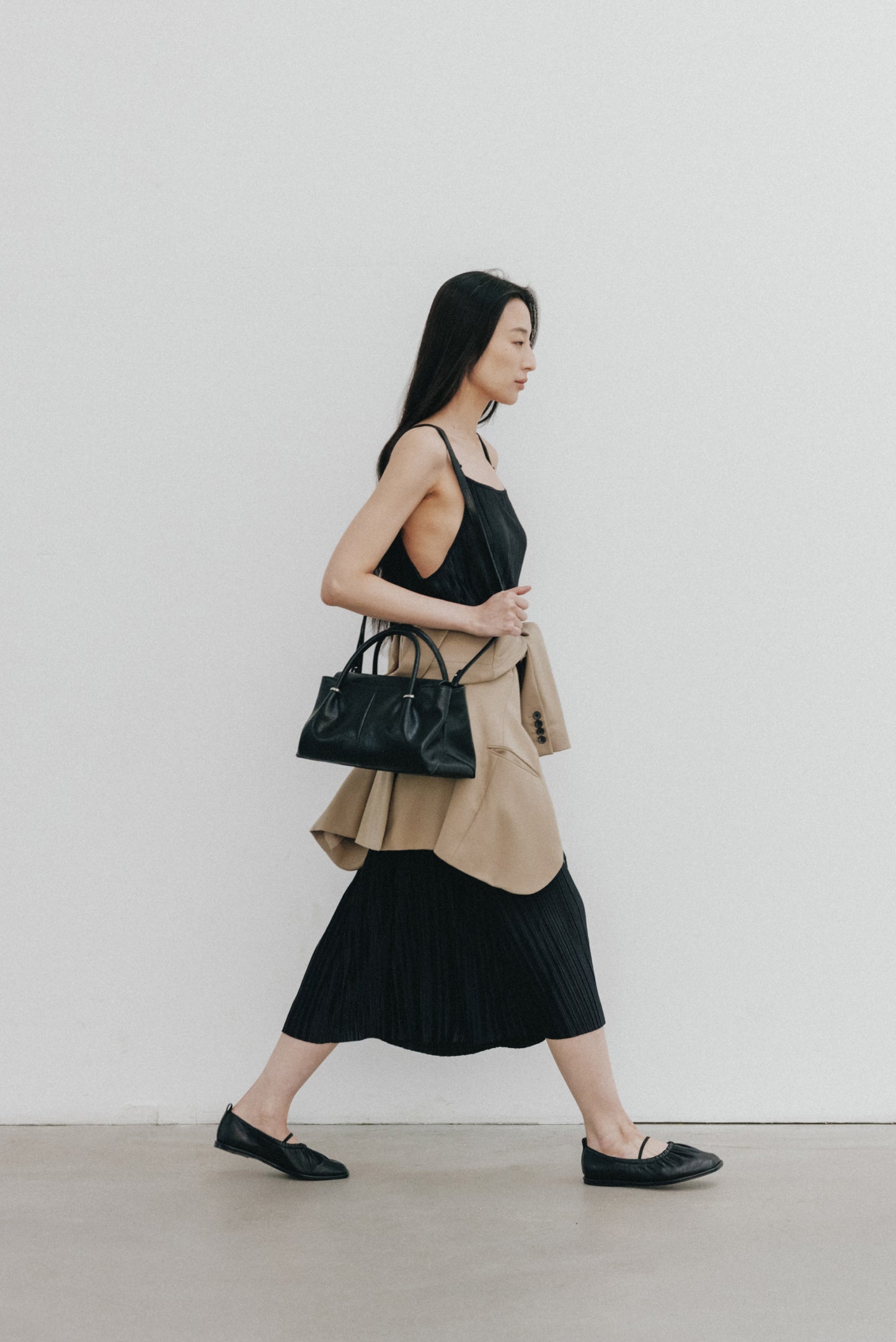 ANNEAU FLAP BAG (SOFT BLACK)