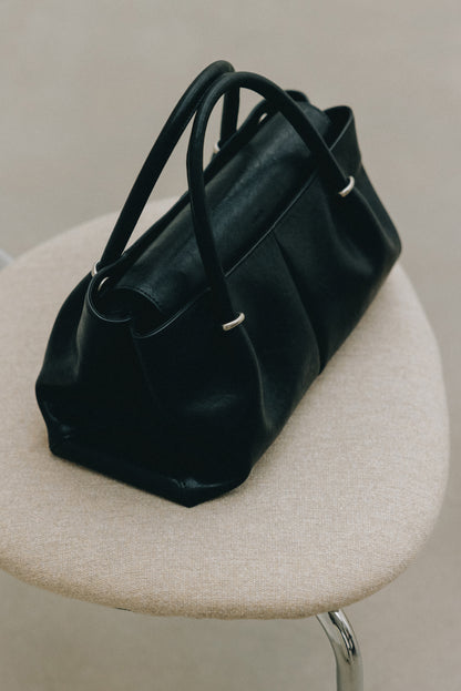 ANNEAU FLAP BAG (SOFT BLACK)