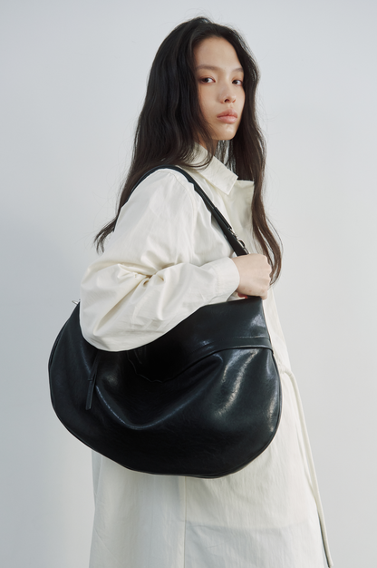 ARC CROSSBODY BAG (SOFT BLACK)