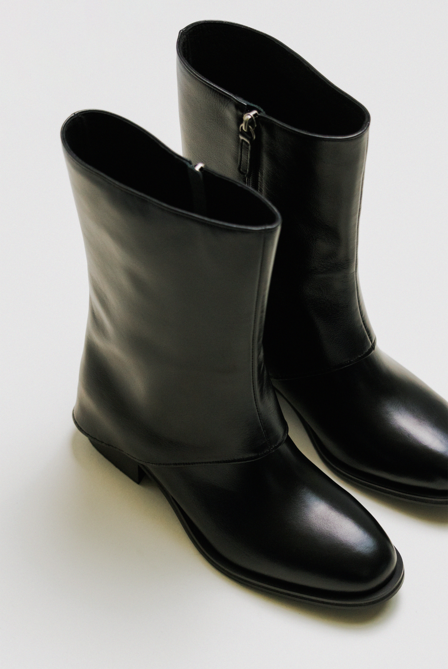 CAPE MIDDLE BOOTS (SOFT BLACK)