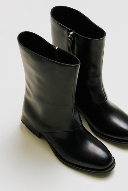 CAPE MIDDLE BOOTS (SOFT BLACK)