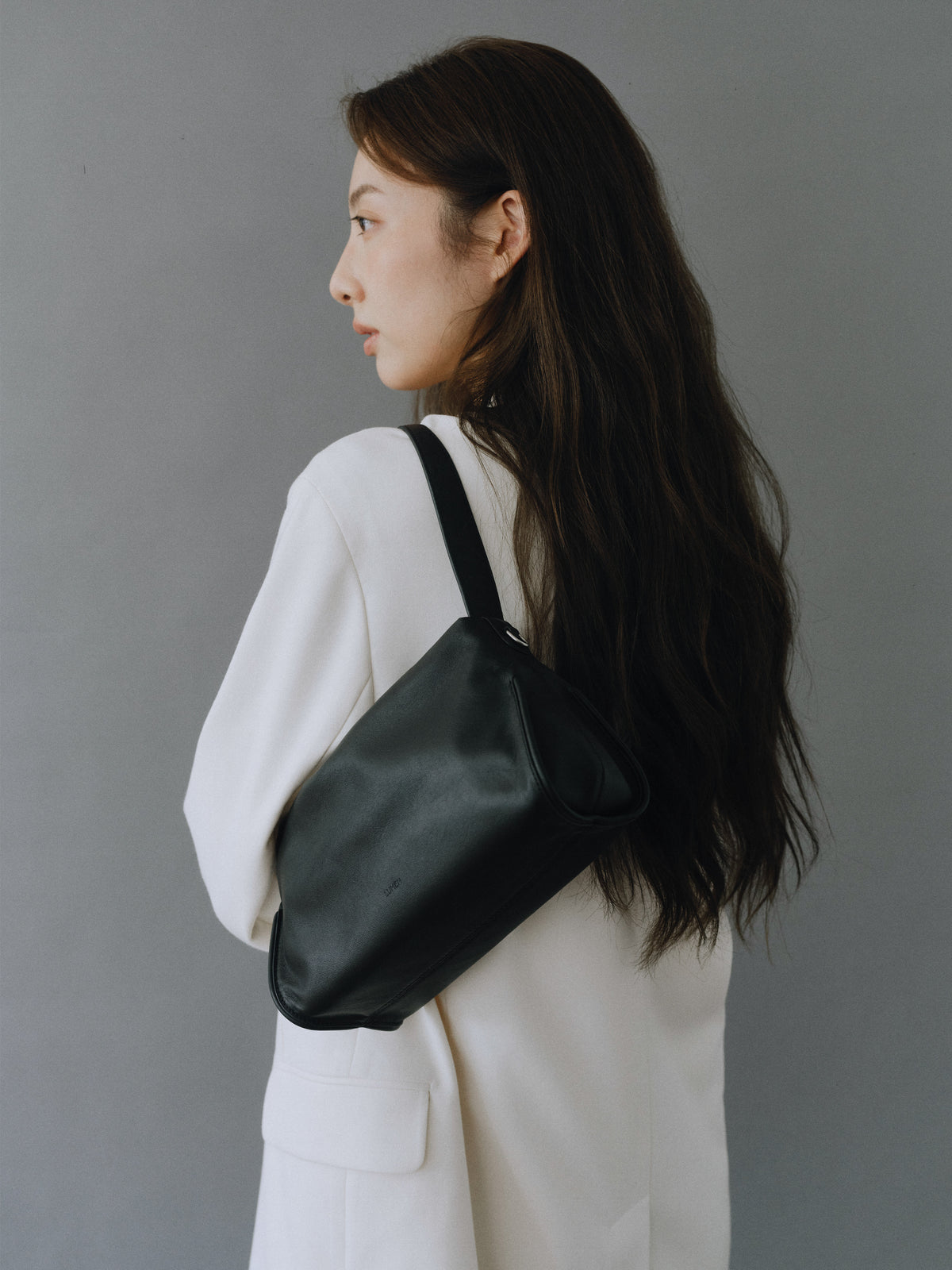 PILLOW TOTE BAG (SOFT BLACK)