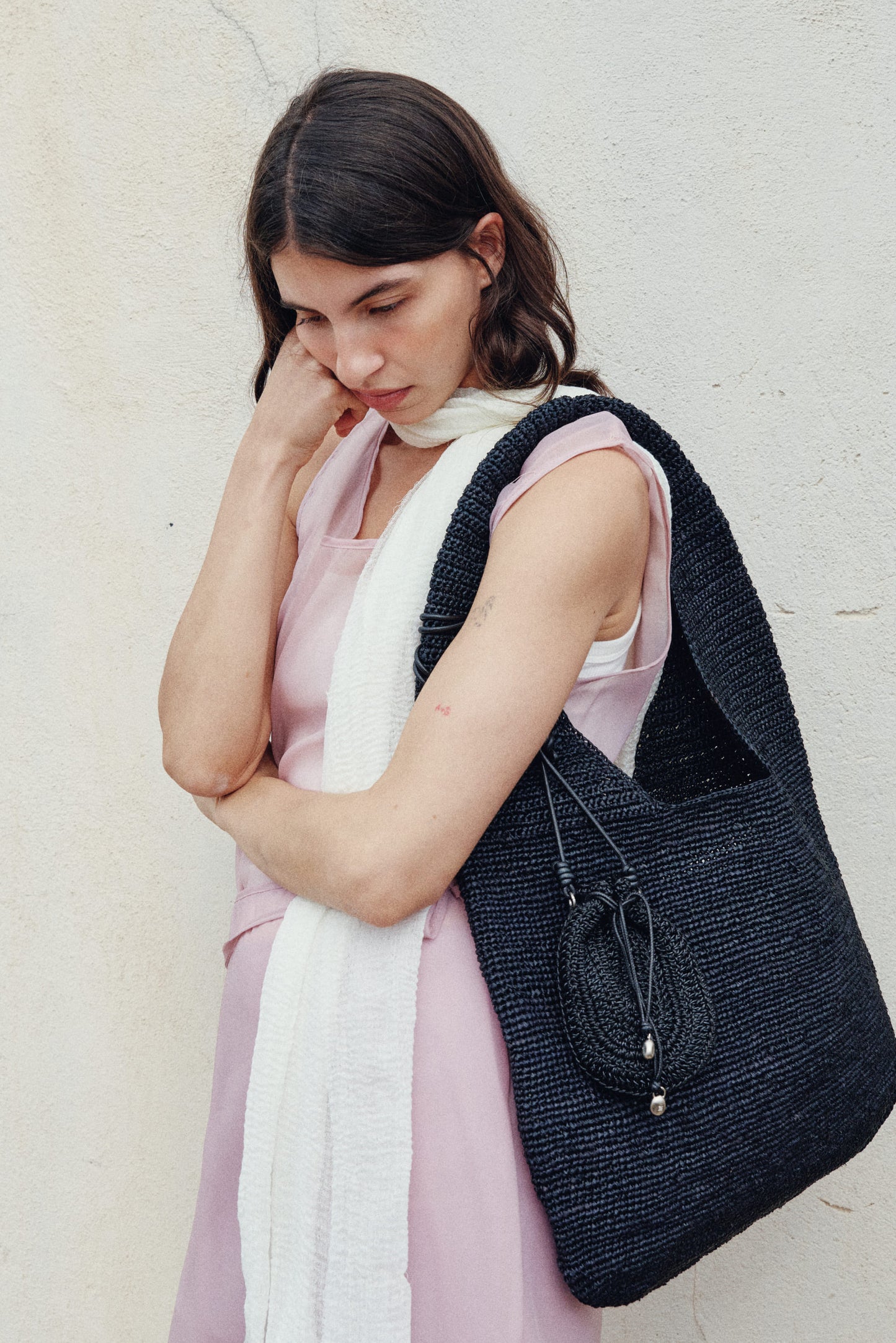 GRAIN RAFFIA BAG (SOFT BLACK)