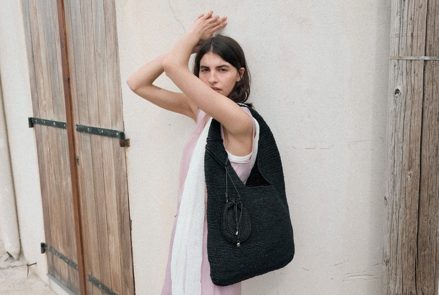GRAIN RAFFIA BAG (SOFT BLACK)