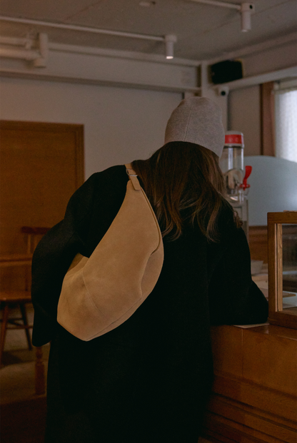 MOSSY HOBO BAG (SUEDE SAND)