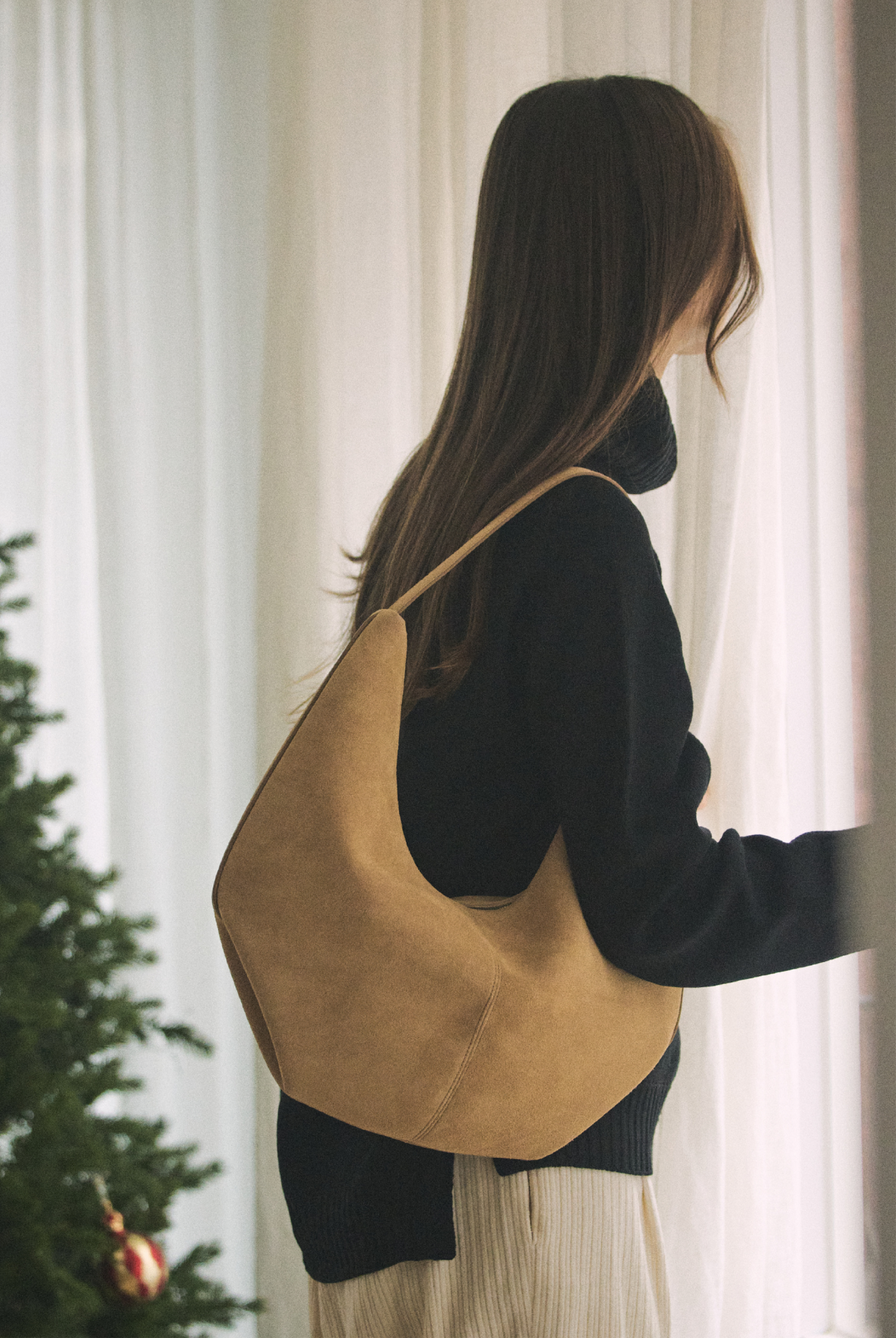MOSSY HOBO BAG (SUEDE SAND)