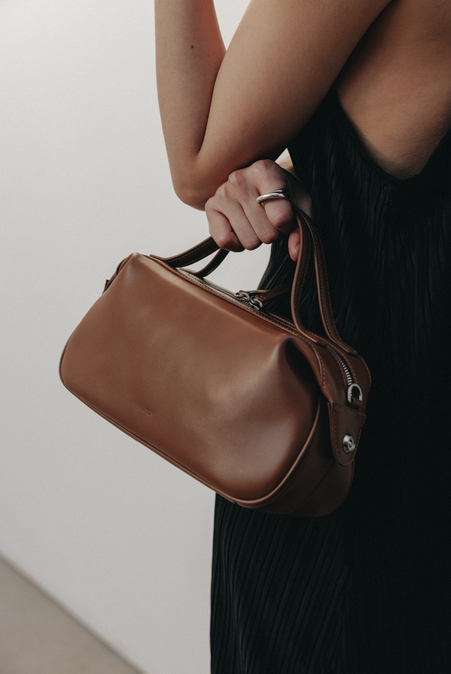 NADEL ZIP TOTE BAG (SOFT BLACK)