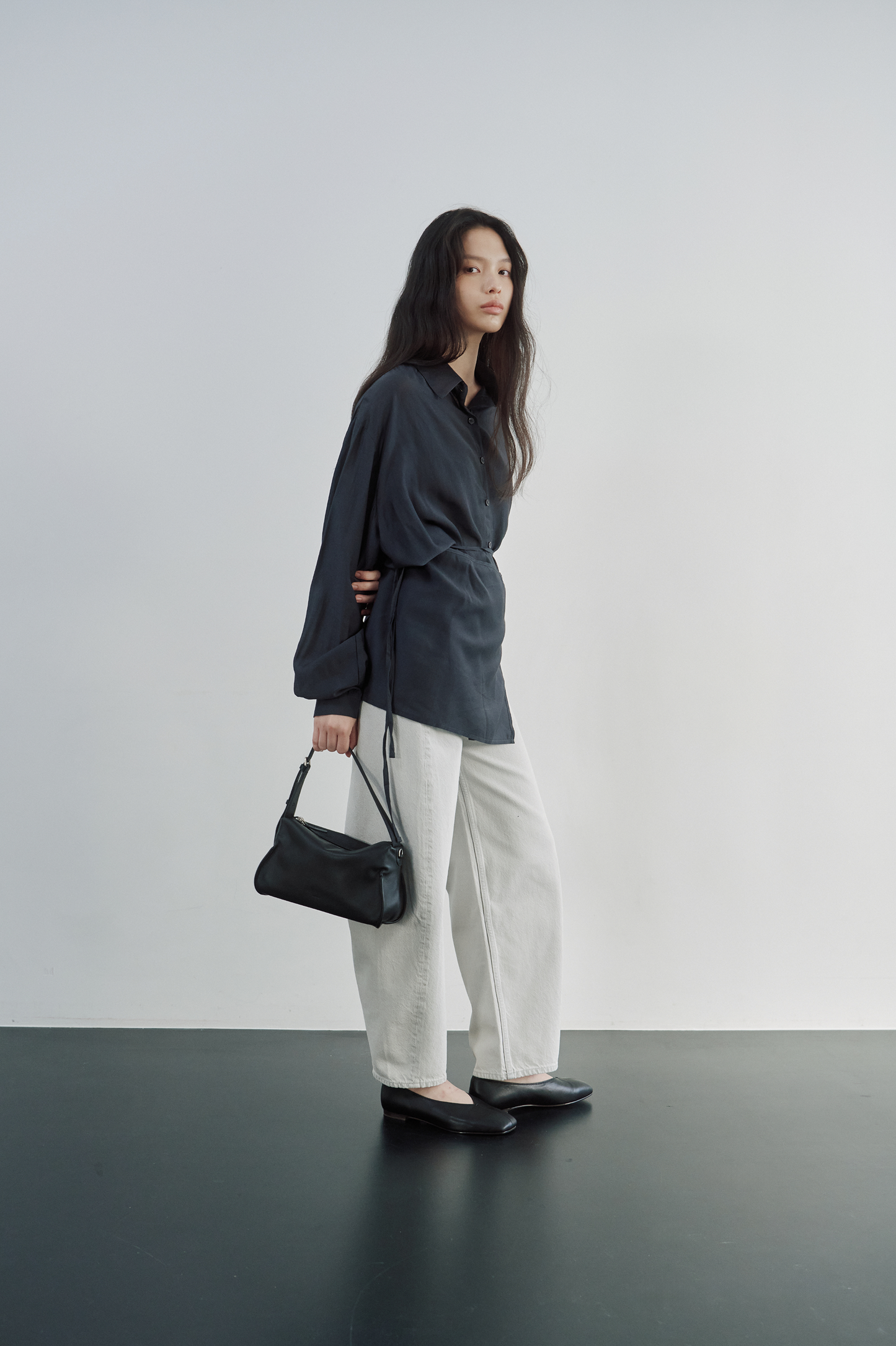 PILLOW TOTE BAG (SOFT BLACK)