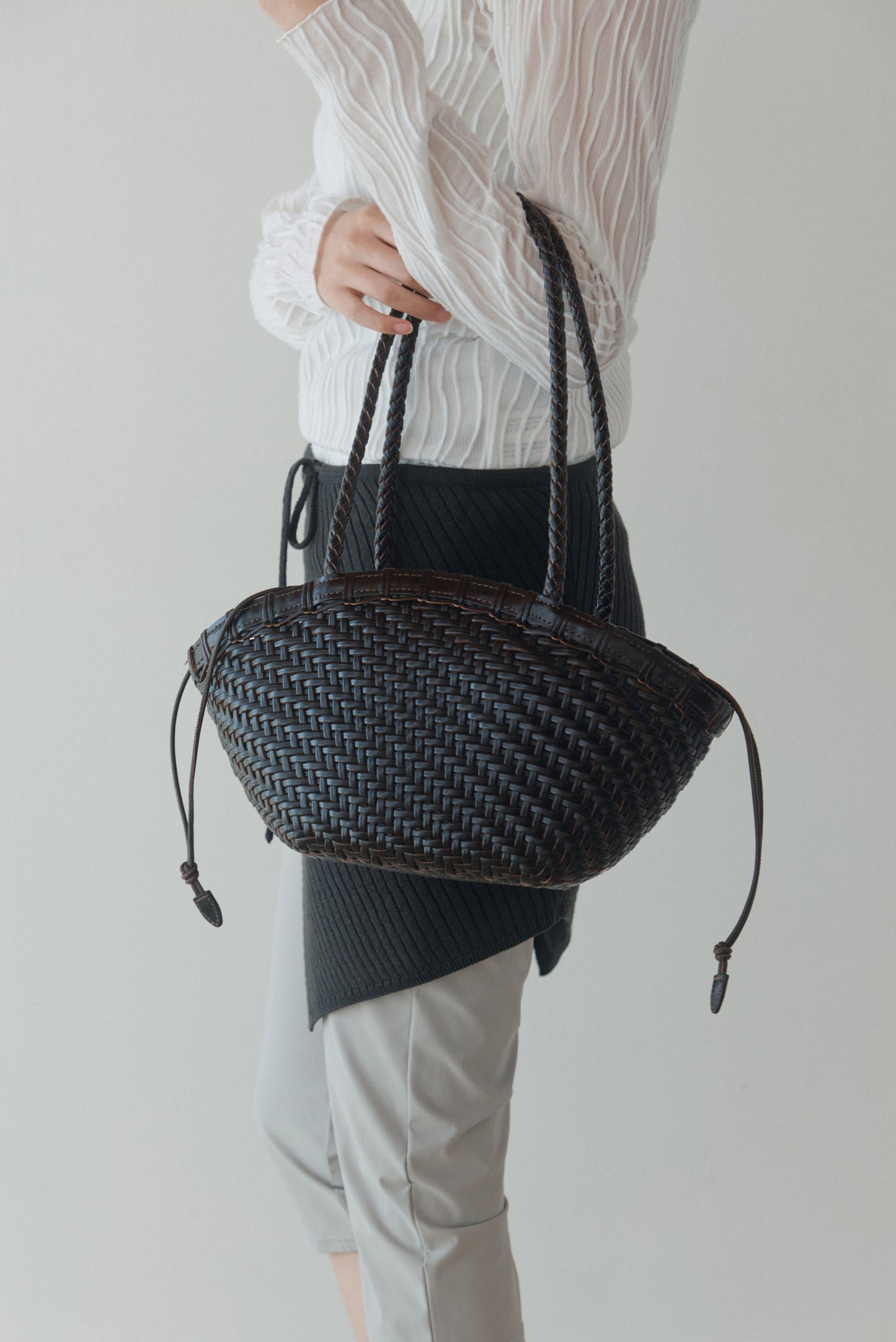 TWIG BASKET SHOULDER BAG (DRIED BROWN)